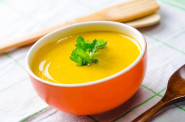 Masada servis edilen kabak çorbası.