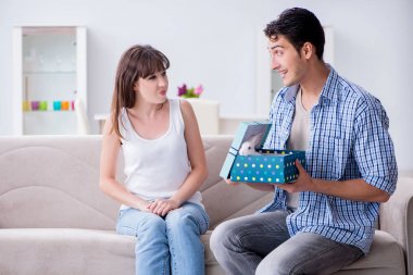 Genç bir kadın doğum günü hediyesi olarak evcil tavşan alıyor.