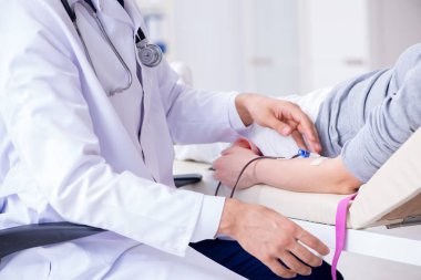 Hastanenin kliniğinde kan nakli olan hasta.