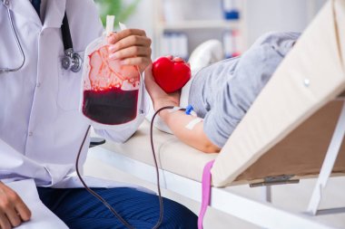 Hastanenin kliniğinde kan nakli olan hasta.