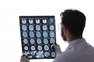 Röntgen görüntülerine bakan genç doktor beyazda izole edilmiş.
