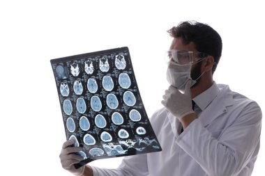 Röntgen görüntülerine bakan genç doktor beyazda izole edilmiş.