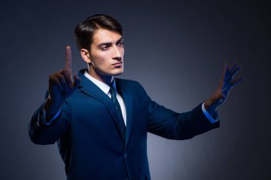 Gri arka plan üzerinde sanal düğmelere basarak işadamı