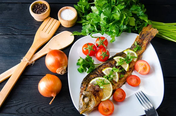 Gebratener Fisch auf dem Teller — Stockfoto