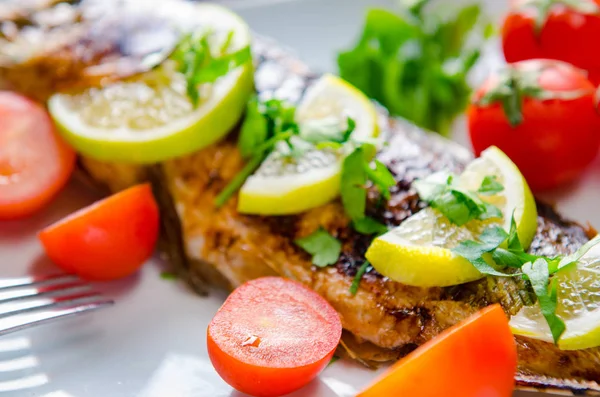 Pescado frito servido en el plato —  Fotos de Stock