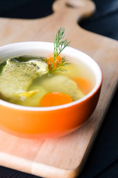 Sup ikan disajikan di atas meja di piring — Stok Foto
