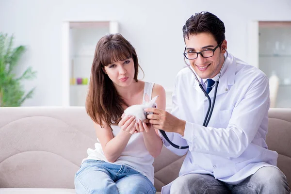 Vrouw met huisdier konijn bezoeken dierenarts — Stockfoto