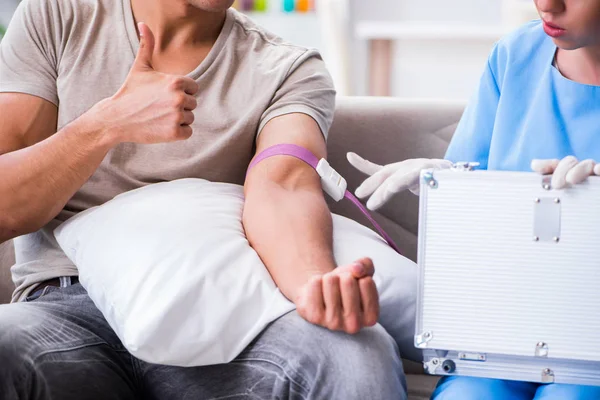 Patient bekommt Bluttransfusion in Klinik — Stockfoto