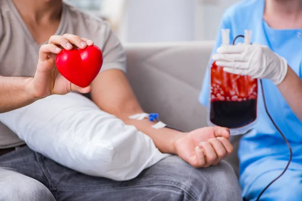 Paziente sottoposto a trasfusione di sangue in una clinica ospedaliera — Foto Stock