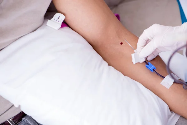 Пацієнт отримує переливання крові в клініці — стокове фото