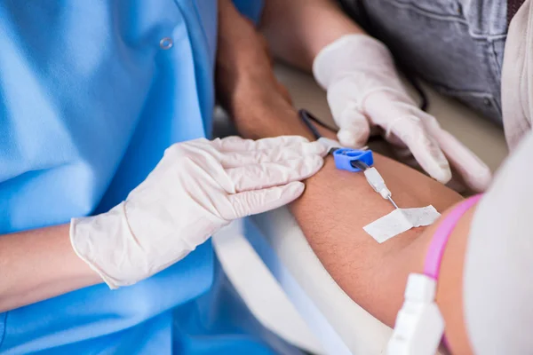 Paciente recibiendo transfusión de sangre en clínica hospitalaria — Foto de Stock