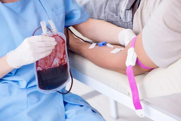 Пациент получает переливание крови в больнице — стоковое фото