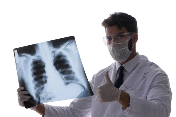 젊은 의사가 흰색에서 분리 된 엑스레이 사진을 보고 있습니다. — 스톡 사진