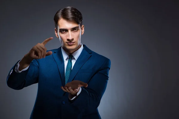Geschäftsmann drückt virtuelle Tasten auf grauem Hintergrund — Stockfoto