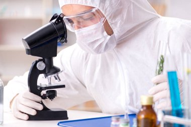 Biyoteknoloji bilim adamı kimyager laboratuarda çalışıyor.