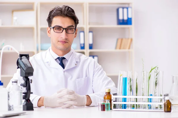 Biotechnologie wetenschapper chemicus werkzaam in het lab — Stockfoto