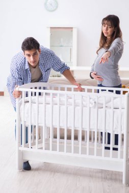 Genç ebeveynler ilk bebeklerini bekliyorlar.