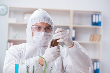 Biyoteknoloji bilim adamı kimyager laboratuarda çalışıyor.