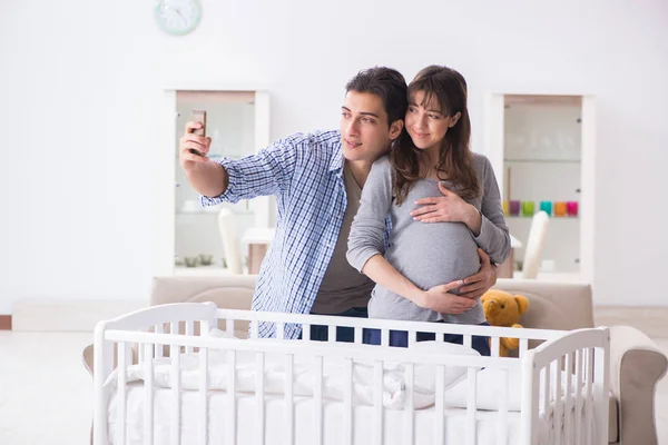 Unga föräldrar väntar sitt första barn — Stockfoto