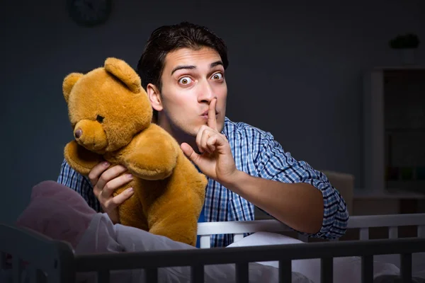 Papá feliz cuidando al bebé recién nacido por la noche — Foto de Stock