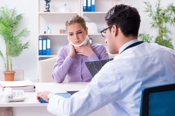 Médecin examinant les images radiographiques du patient — Photo