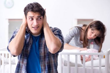 Genç baba bebek ağlamasına dayanamaz.