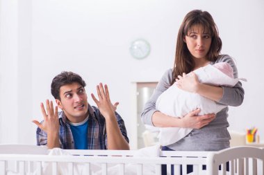 Genç baba bebek ağlamasına dayanamaz.