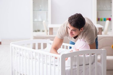 Genç baba ağlayan bebek yüzünden hayal kırıklığına uğradı.