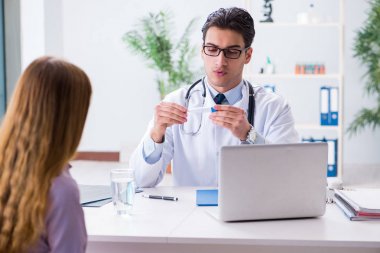 Hastanedeki hasta muayene için doktoru ziyaret ediyor.