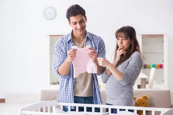 Padres jóvenes esperando su primer bebé —  Fotos de Stock