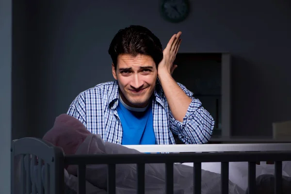 Ung far stressad på grund av barnet gråter på natten — Stockfoto