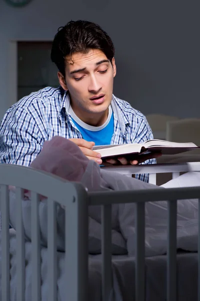 Joven estudiante haciendo deberes y cuidando al bebé recién nacido —  Fotos de Stock