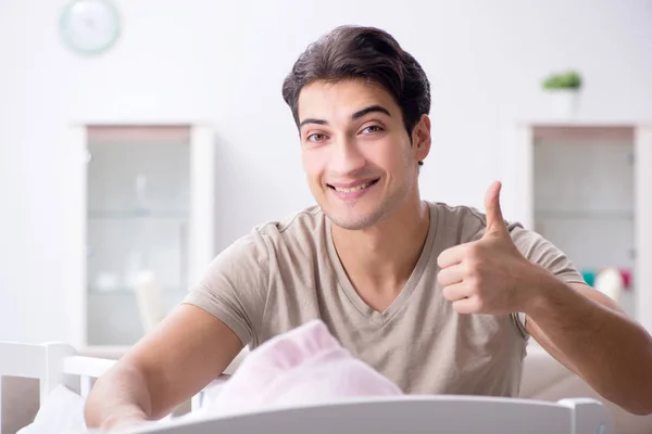 Junger Vater genießt Zeit mit Neugeborenem zu Hause — Stockfoto