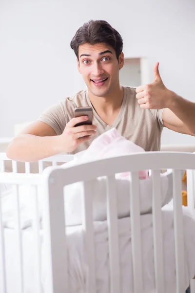 Junger Vater genießt Zeit mit Neugeborenem zu Hause — Stockfoto