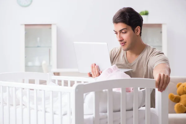Νέος μπαμπάς φοιτητής προετοιμασία για τις εξετάσεις και να αναζητούν μετά το μωρό — Φωτογραφία Αρχείου