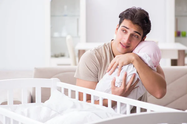 Padre joven disfrutando del tiempo con el bebé recién nacido en casa —  Fotos de Stock