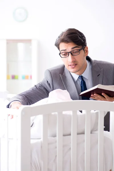 Young businessman trying to work from home caring after newborn — Stock Photo, Image