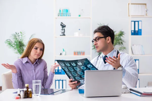 Läkare undersöker röntgenbilder av patienten — Stockfoto