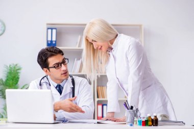 Erkek ve kadın doktor hastanede tartışıyorlar.