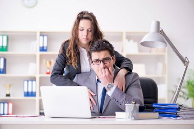 Görevde erkek ve kadınla cinsel taciz kavramı