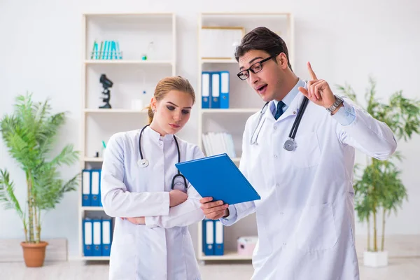 Vrouwelijke en mannelijke arts in behandeling in het ziekenhuis — Stockfoto