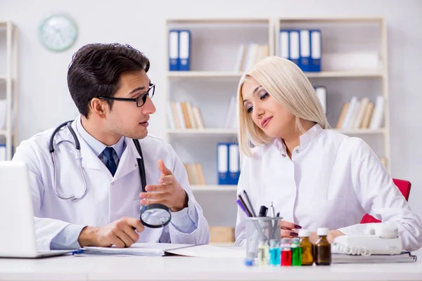 Médico masculino e feminino discutindo no hospital — Fotografia de Stock