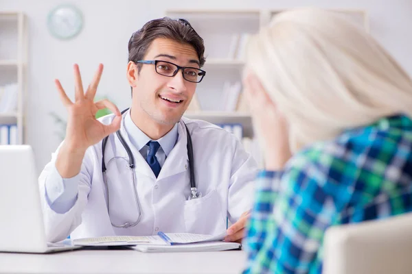 Patient zum Arztbesuch im Krankenhaus — Stockfoto