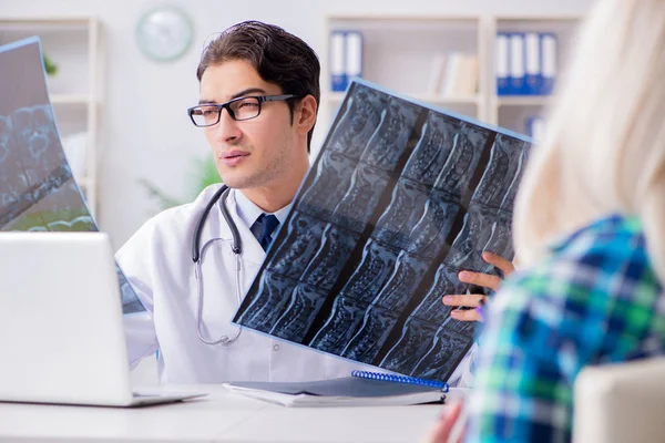 Läkare undersöker röntgenbilder av patienten — Stockfoto