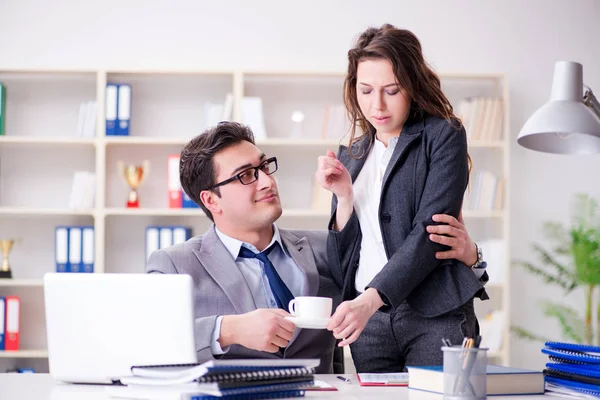 Seksuele intimidatie concept met man en vrouw in het kantoor — Stockfoto