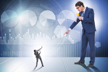 Kötü patron, çalışana hoparlörle bağırıyor.