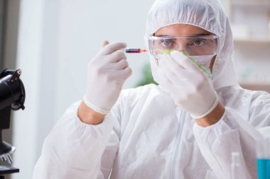 Biyoteknoloji bilim adamı kimyager laboratuarda çalışıyor.
