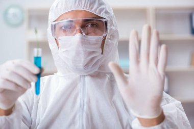 Biyoteknoloji bilim adamı kimyager laboratuarda çalışıyor.