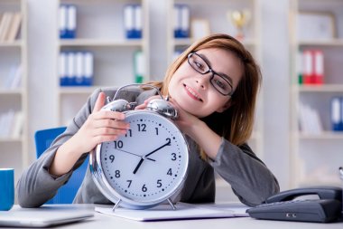 Ofiste çalışan iş kadını.