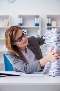 Ofiste çalışan iş kadını.